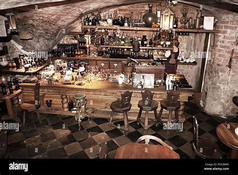 Medieval pub interior hi-res stock photography and images - Alamy