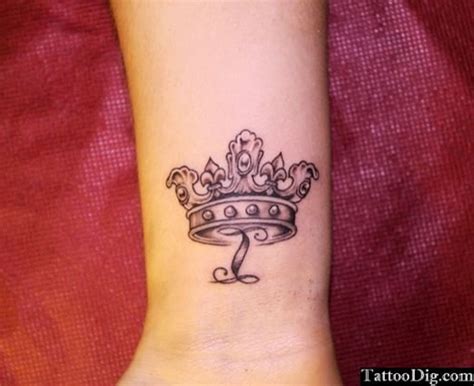 60 Wonderful Crown Tattoos For Your Writs