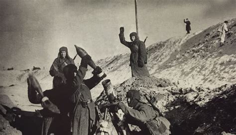 A Soviet 120-HM 38 120mm mortar crew. | Battle of stalingrad, World war, War