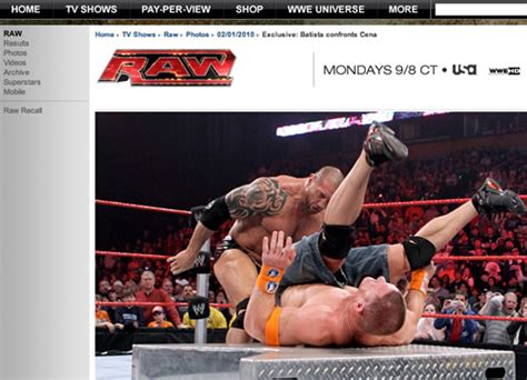 WWE.com confirma que John Cena ayudó a Bret Hart al terminar RAW ...