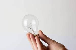 Idea light bulb on a orange background - Creative Commons Bilder