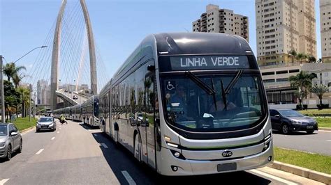 BYD entrega os primeiros ônibus elétricos articulados do Brasil