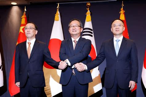 South Korea, Japan and China May Hold Summit Near Year-End