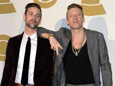 Macklemore and Ryan Lewis 'bus' a rhyme for NYC commuters