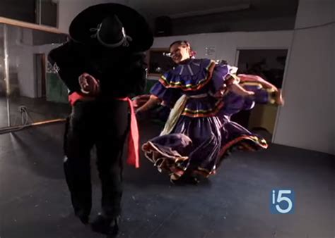 Mexican folk dance costumes making. Story of one artisan - Nationalclothing.org