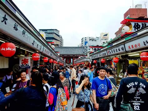 Visiting Senso-Ji, Japan's Oldest Temple - Explore Shaw