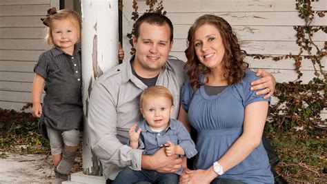 Josh and Anna Duggar expecting fourth child - CBS News