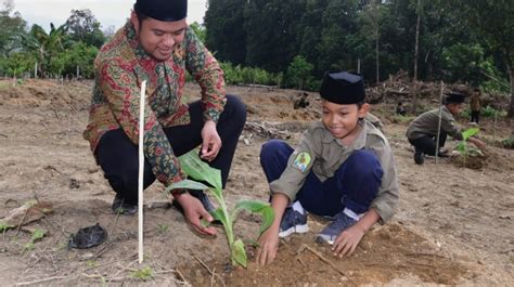 Pj Gubernur Sulsel Ajak Santri Tanam Pisang Cavendish