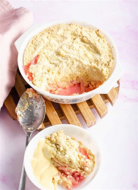 Easy Rhubarb Crumble - Lost in Food