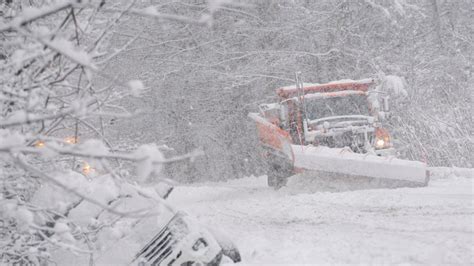 Winter storm blasts New England, New York, leaving thousands without ...