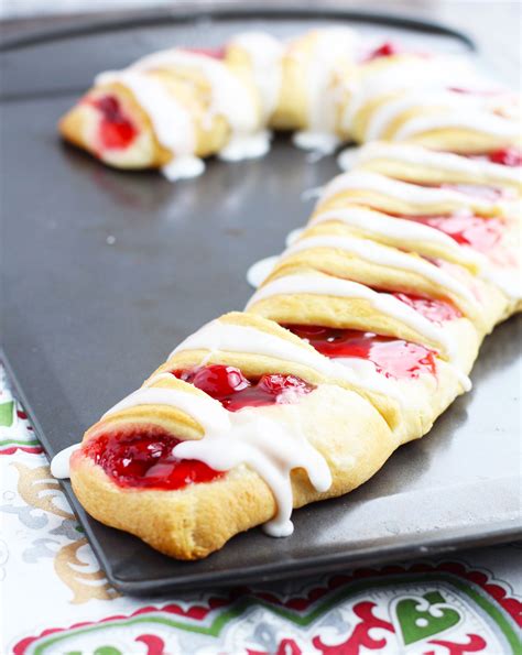 candy-cane-crescent-roll-breakfast-pastry-4 | Christmas breakfast ...