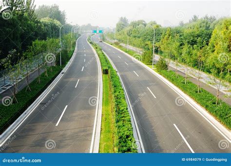 Two-way Road Royalty Free Stock Images - Image: 6984079