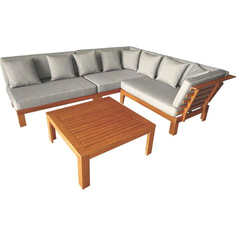 Design your outdoor lounge with the right furniture | Hawk Haven