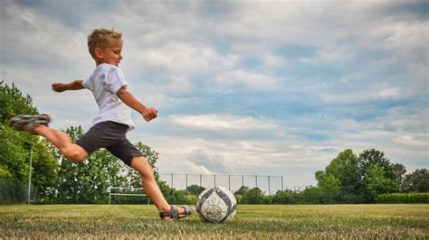 ¿Cómo elegir el mejor balón de fútbol para regalar a un niño?