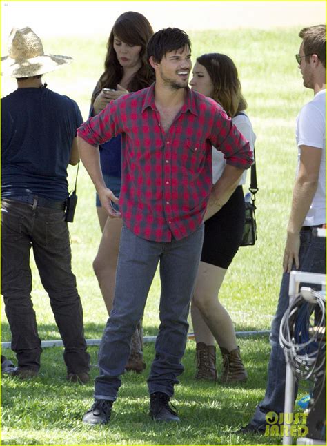 Cutie Taylor Lautner Spotted on 'Run The Tide' Set Again! | Photo 687978 - Photo Gallery | Just ...