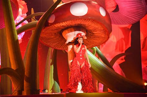 Giant Vaping Animatronic Rat Joins Katy Perry’s Las Vegas ‘PLAY’ Residency