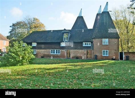 Oast house kent hi-res stock photography and images - Alamy