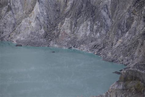 The acid sulphur lake at Kawah Ijen crater. Indonesia 10326119 Stock ...