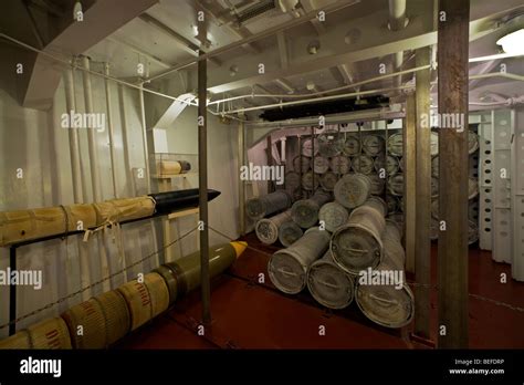 Inside the main gun turret of the USS North Carolina Stock Photo - Alamy