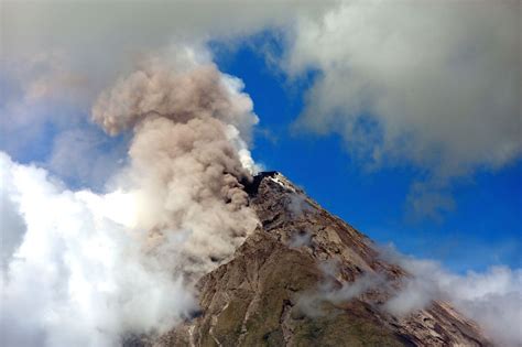 THE PHILIPPINES-ALBAY-MAYON VOLCANO-ERUPTION