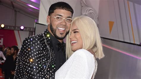 Anuel ‘besa’ a Karol G en show, tras dedicarle canción [VIDEO]