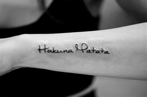 Hakuna Matata Tattoo Brazo - Wiki Tattoo