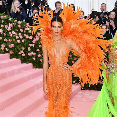 Identifizierung wiedergewinnen Moor kendall jenner versace met gala Gasse Echt Nachdenklich