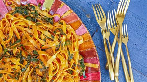 Rachael's Pasta With Crushed Garlic, Tomato And Paprika Sauce | Recipe ...