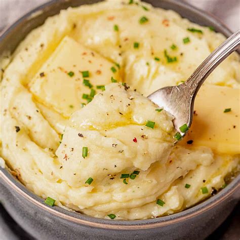 How to Thicken Mashed Potatoes Quick (3 Easy Ways)