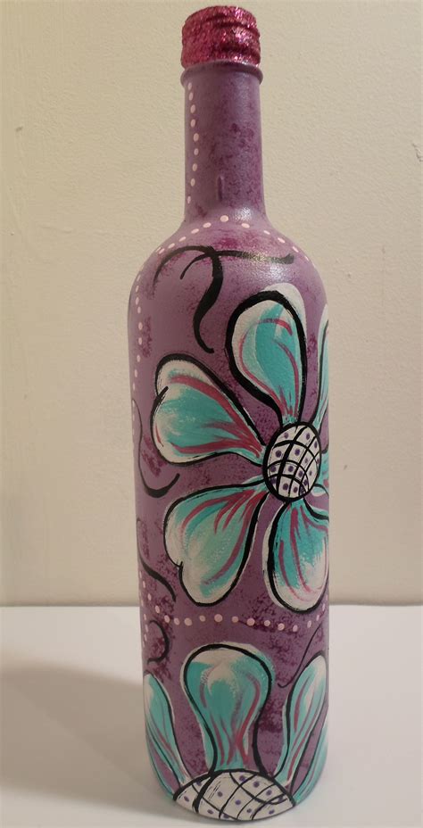 Hand painted glass bottle. | Arte de botella de vino, Decoración de botellas, Arte de botella