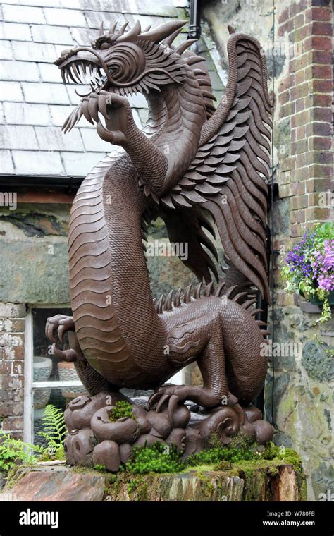 Welsh dragon sculpture hi-res stock photography and images - Alamy