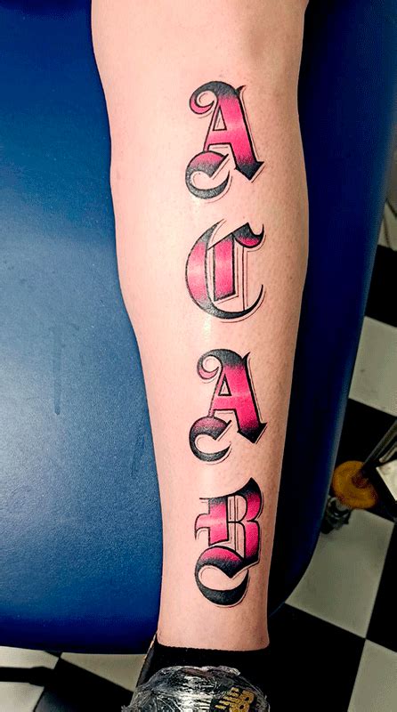 Tatuaje ACAB Letras Goticas a color Rosa en Pierna | Vallekas Tattoo Zone