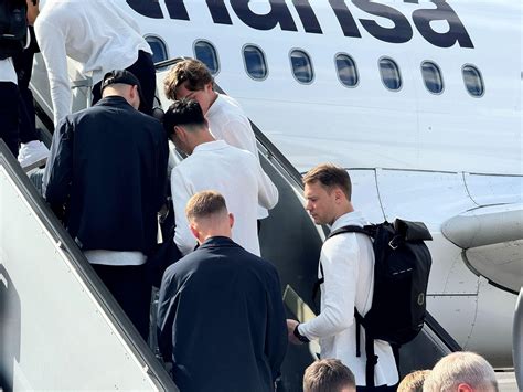 Flughafen Nürnberg: Abflug für Nationalelf - Public-Viewing-Bereich im Aufbau