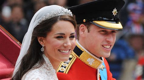 Princess kate displays unseen wedding photo of mother carole at ...