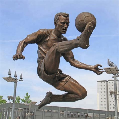 Famous Life-Size Sportsman Dennis Bergkamp Statue Bronze Football Sculpture - China Bronze ...