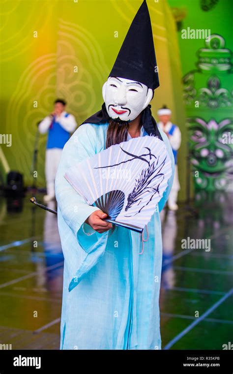 Actor performing the traditional Korean Maskdance at Andong South Korea Stock Photo - Alamy