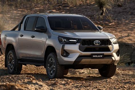 Hilux gets new exterior and 10% fuel savings - Fleet Auto News