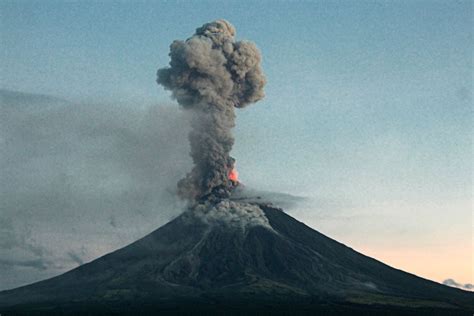Philippines Mayon Volcano Explodes, Violent Eruption Imminent | Live Science