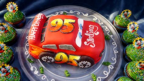 Suzy Homefaker: Lightning McQueen Cake Disney Cars