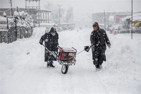 In pictures: Heavy snowfall disrupts life in Kashmir | News-photos ...