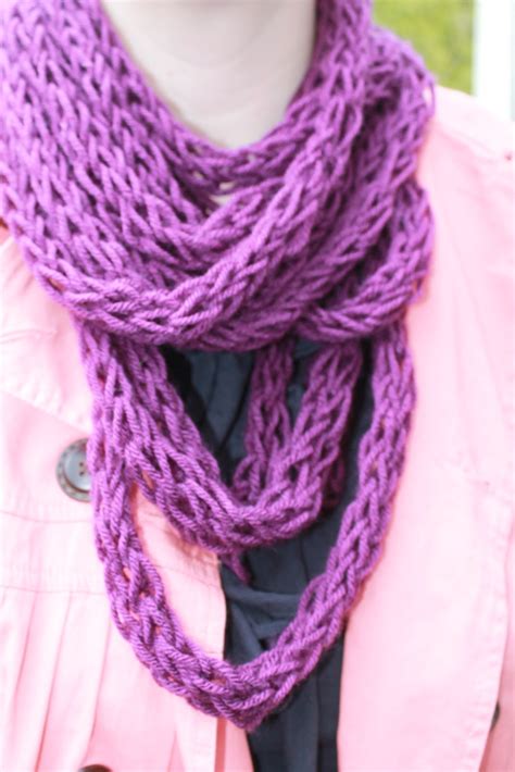 How to Finger Knit a Scarf: Tutorial and Patterns