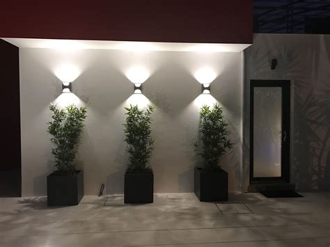 Ideia boa | Iluminación de fachada, Iluminación de patio, Decoración de patio exterior