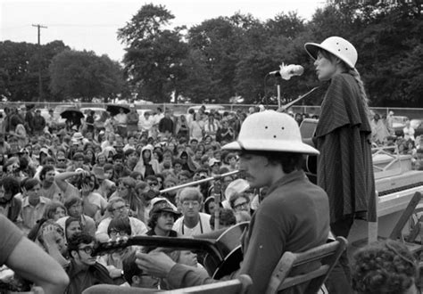 Joni Mitchell - 1969.07.19 | Newport Folk Festival Festival Field | Newport