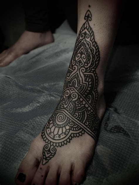 cool outline shape on foot | Tattoos, Body art tattoos, Foot tattoos