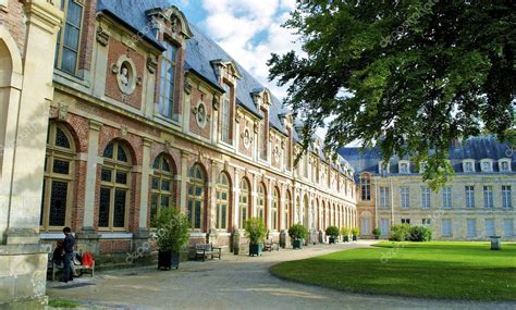 Architecture of the Fontainebleau, French castle — Stock Photo © Siempreverde #14665917