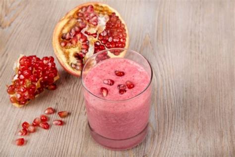 The Best Pomegranate Smoothie You'll Drink This Winter!