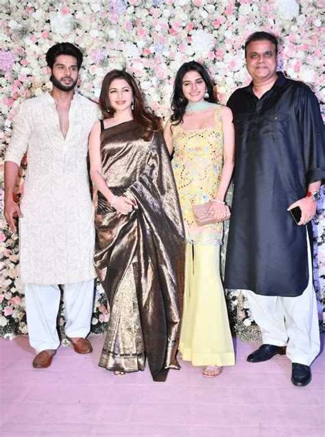 Actor Bhagyashree Arrived Along With Her Family - K4 Fashion