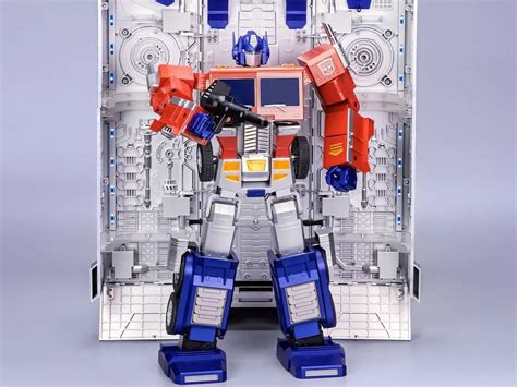 Robosen x Hasbro Transformers Optimus Prime Auto-Converting Trailer has incredible details ...