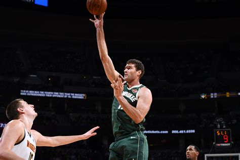 Bucks center Brook Lopez hit 8 3-pointers against Nuggets