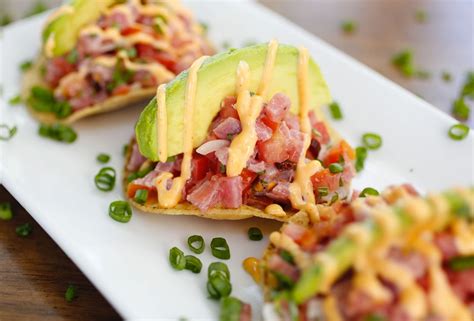 Te decimos cómo preparar unas tostadas de atún fresco y aguacate